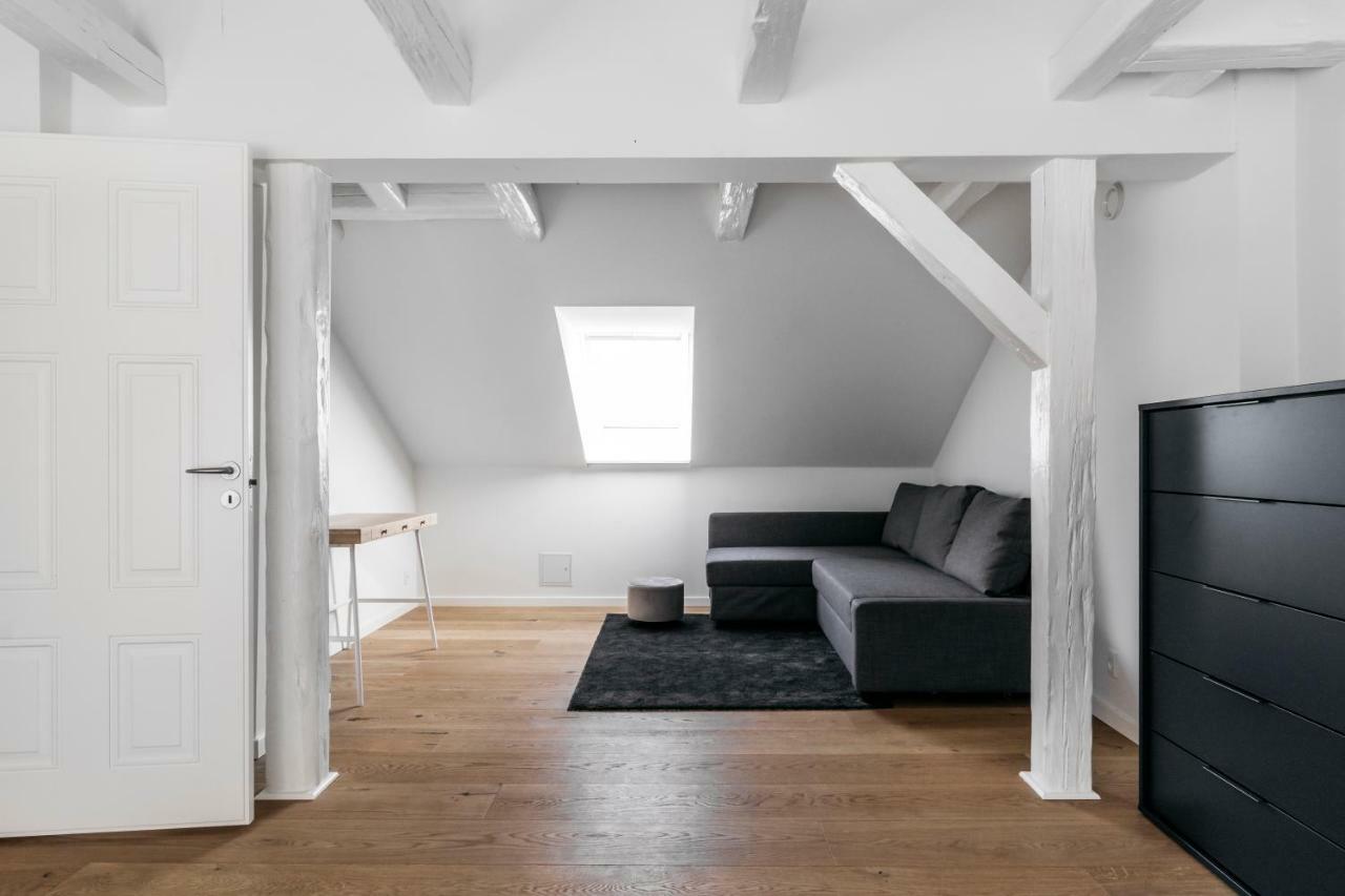 Top Floor With Private Balcony *