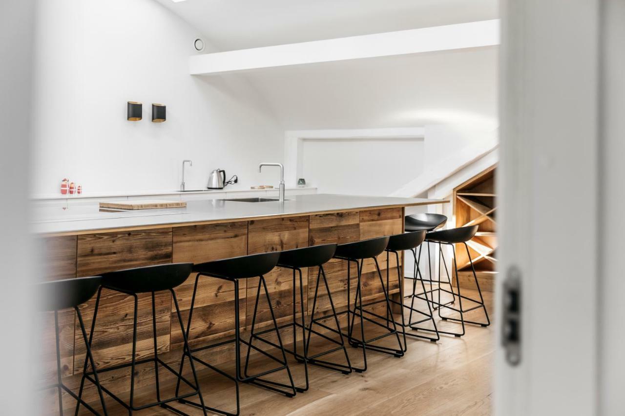 Top Floor With Private Balcony *